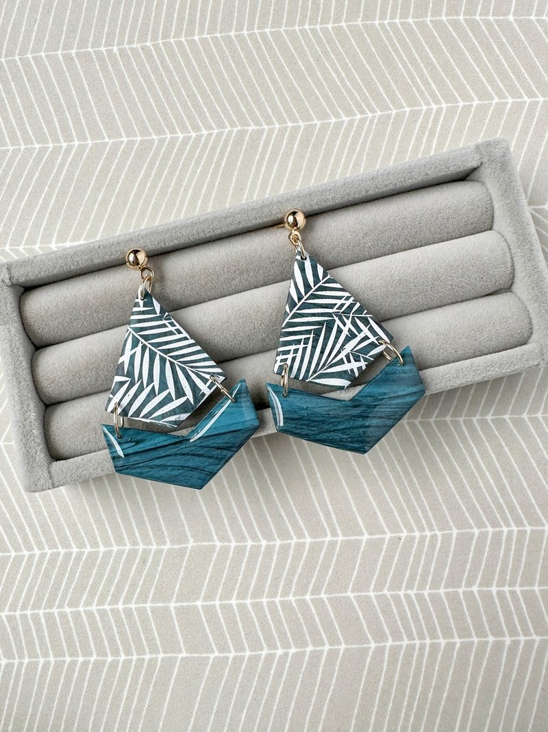 • 手工软陶耳环 • 植物印花V形 - 耳环/耳夹 - 陶 蓝色