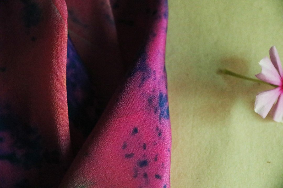 【展现浪漫品味的法式礼盒】- Fabulation n3 - 时尚印花方巾 - 手帕/方巾 - 丝．绢 粉红色