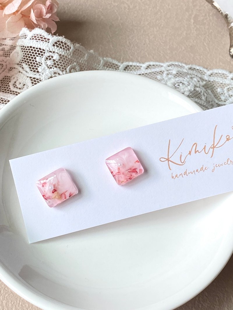 【玫瑰金不锈钢耳针】方形气质珍珠押花耳环・梦幻粉色押花设计 - 耳环/耳夹 - 不锈钢 粉红色