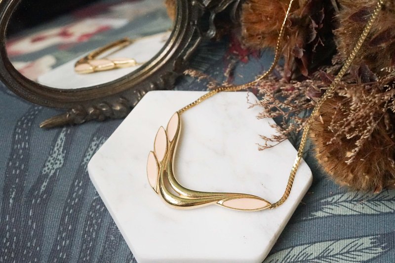 【老饰品/西洋老件】VINTAGE TRIFARI印记粉色古着颈链 - 胸针 - 其他金属 金色