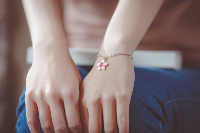 花朵系列 好运 桃花造型手链 手工珐琅上色-粉款 (HBRJA0996B) - 手链/手环 - 银 粉红色