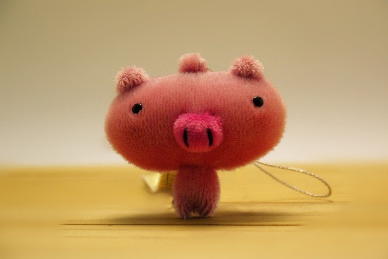 Bucute 擦拭手机屏幕┃ 迪亚 猪手机吊饰┃附耳机塞┃礼物 - 吊饰 - 聚酯纤维 粉红色