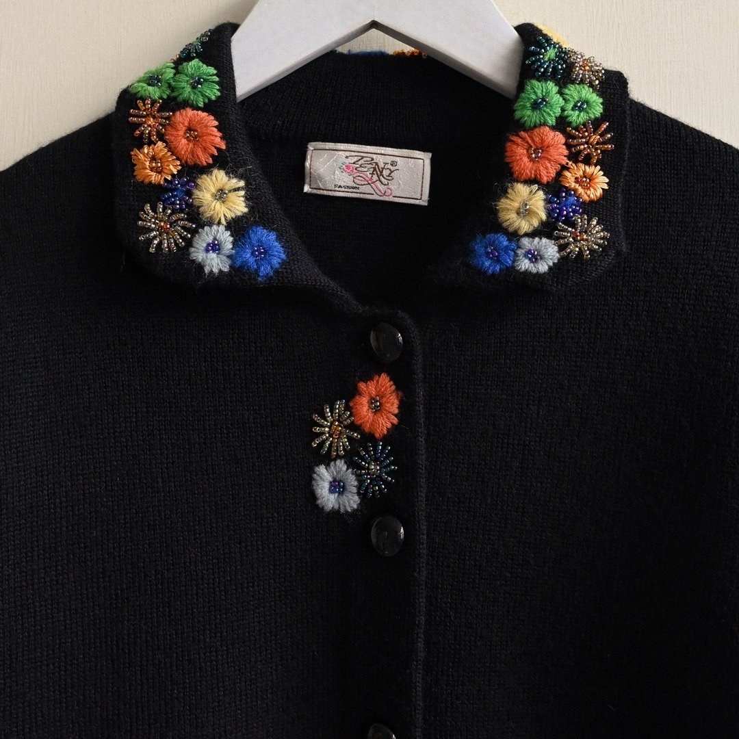 【NaSuBi Vintage】珠饰花卉线绣开襟古着毛衣 - 女装针织衫/毛衣 - 羊毛 黑色