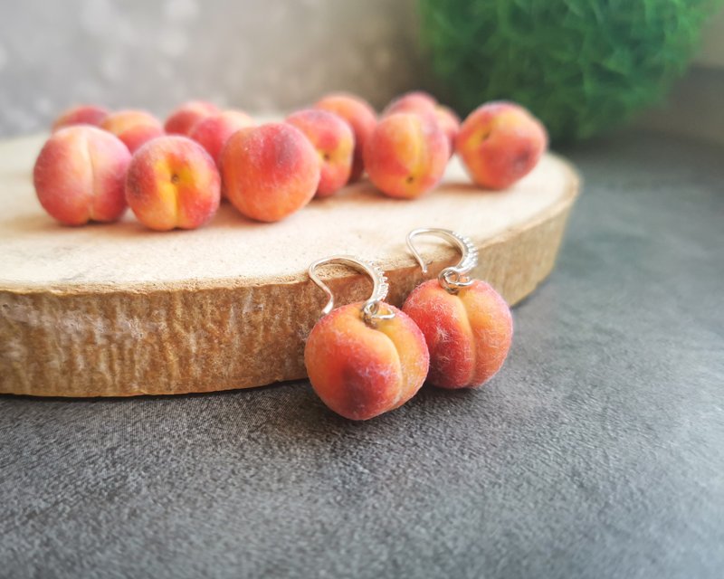Peach earrings is fruit weird funny funky whimsical earrings, kidcore jewelry - 耳环/耳夹 - 粘土 橘色