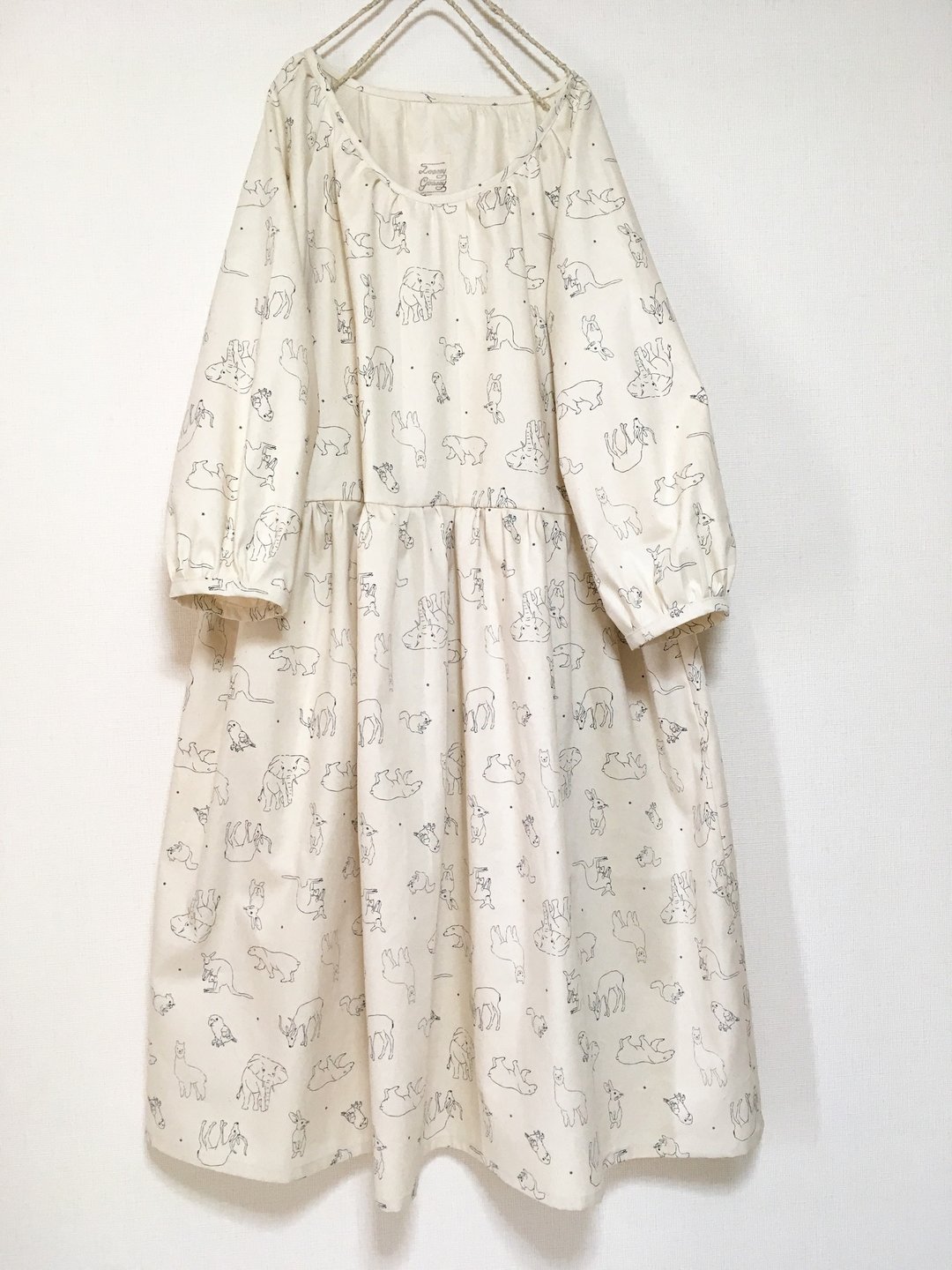 Small star and animals Raglan One Piece Off White - 洋装/连衣裙 - 棉．麻 白色
