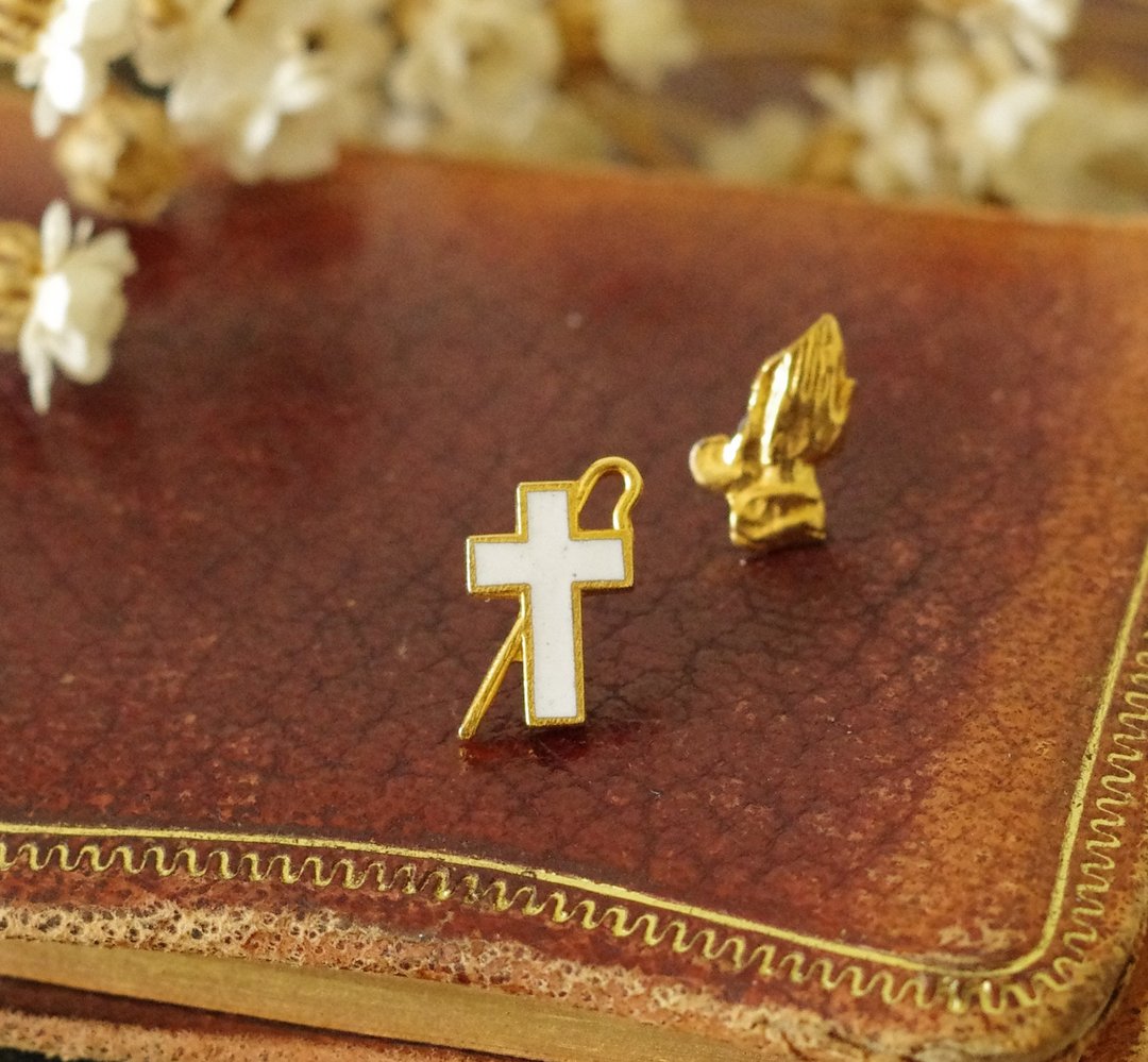 金银宝贝 白珐琅十字架 祈祷手势 别针胸针徽章 信仰B2048 - 胸针 - 其他金属 银色