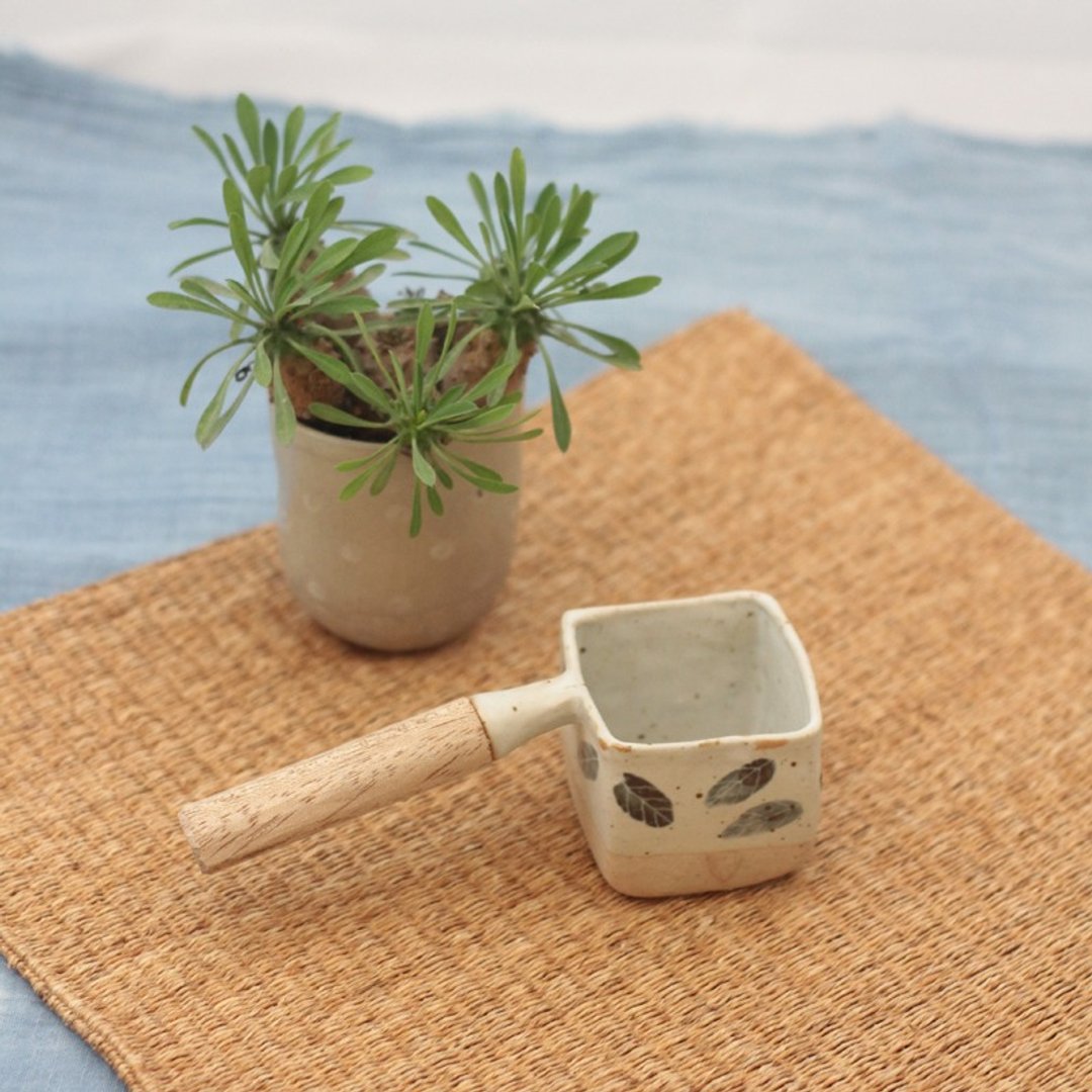 3.2.6. studio: Handmade ceramic tree bowl with wooden handle. - 花瓶/陶器 - 陶 白色