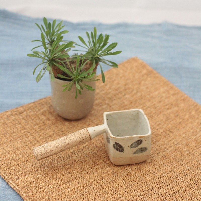 3.2.6. studio: Handmade ceramic tree bowl with wooden handle. - 花瓶/陶器 - 陶 白色