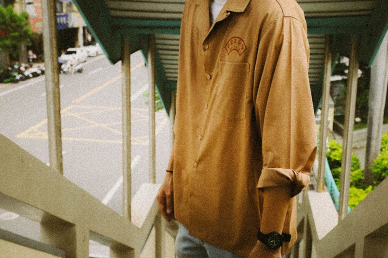 玉升美容院 古巴领 衬衫 长袖 OS Logo shirt - 男装衬衫 - 聚酯纤维 卡其色