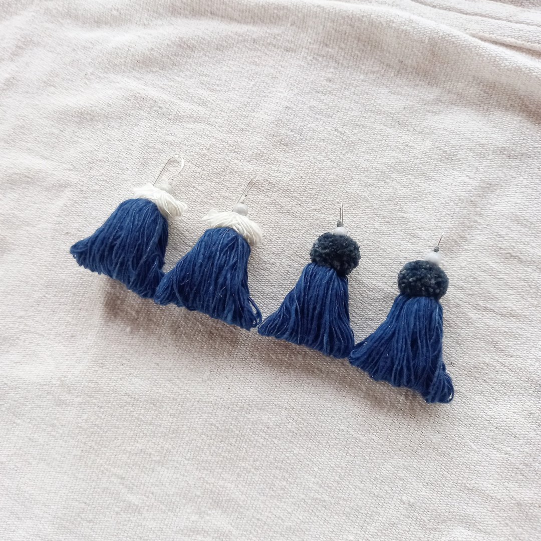 Hand-spun cotton thread fringe earrings indigo / Clip-On / plant dyeing indigo dyeing / cotton tassel Juzudama job's tears - 耳环/耳夹 - 棉 蓝色