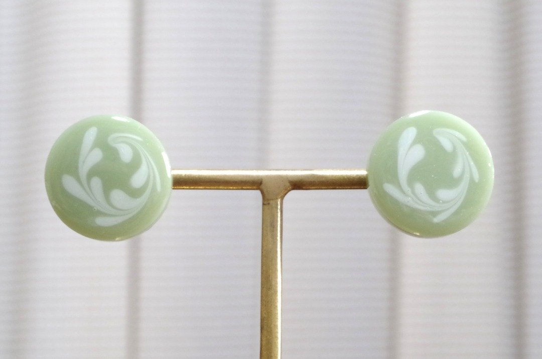 树脂艺术 拉花艺术风格圆形耳环・抹茶色 - 耳环/耳夹 - 其他材质 绿色