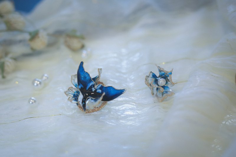 摇滚浪花鲸色尾巴 不对称耳环淡水珍珠水晶花树脂花耳环耳夹 - 耳环/耳夹 - 树脂 蓝色