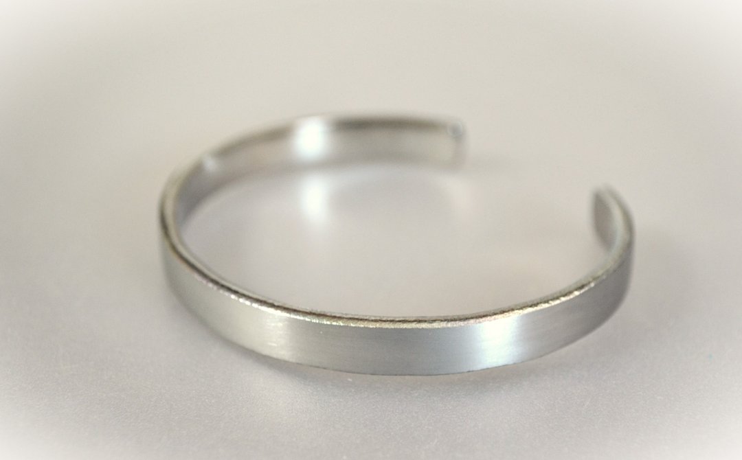 钛金属手镯・纯钛手镯・缎面银・椭圆形款式・61mm - 手链/手环 - 其他金属 银色