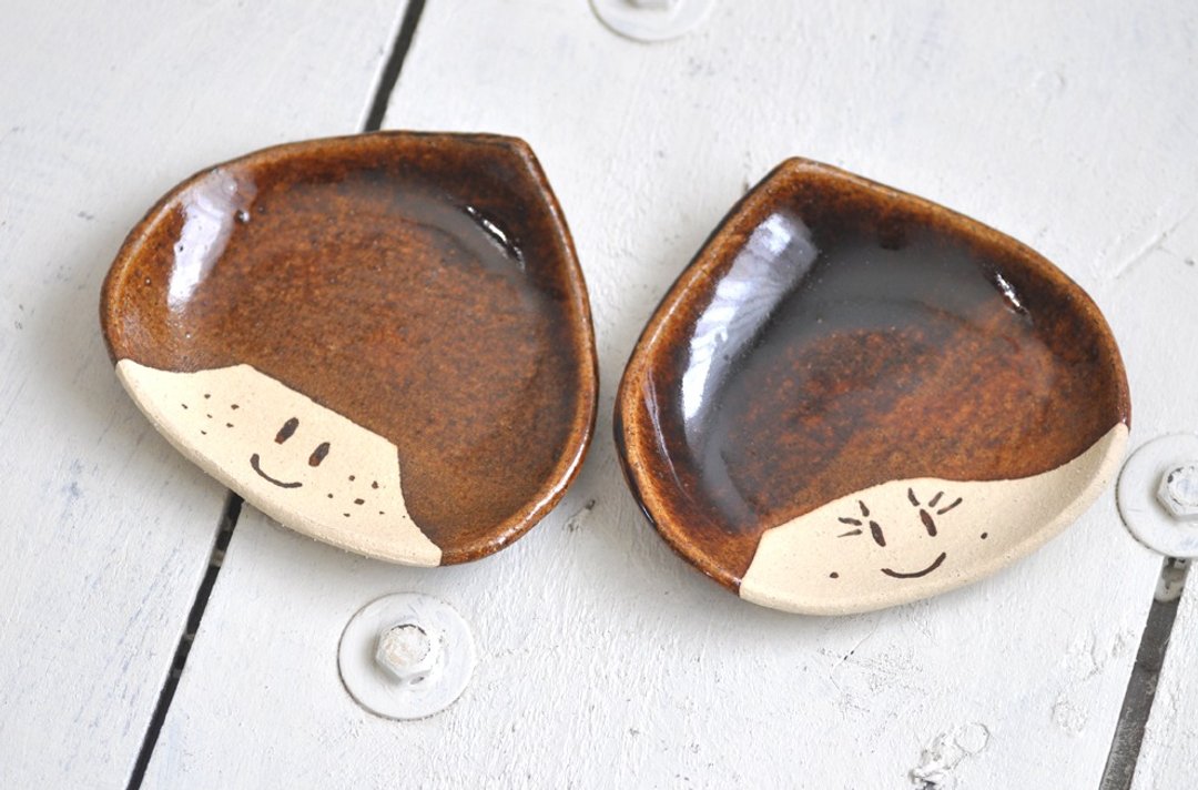 Brother and sister in a dish of autumn fairy chestnut - 浅碟/小碟子 - 陶 咖啡色