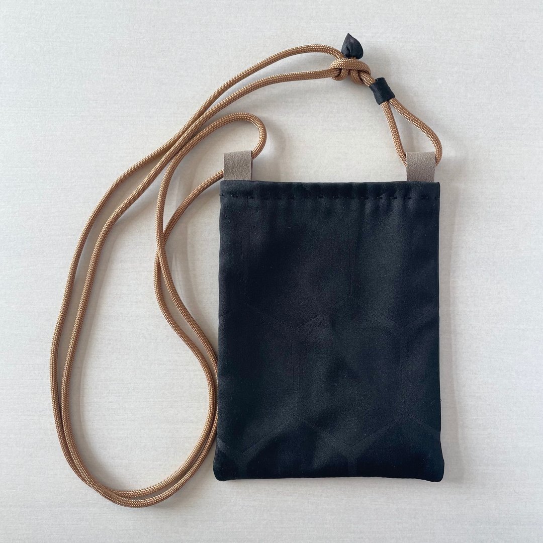 【独一无二】和服布料迷你斜背包 - 绢制和服布料（黑色龟甲纹样）与棉布（浅茶色） - 侧背包/斜挎包 - 丝．绢 黑色