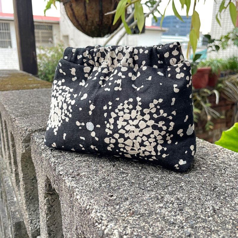 【 纯手作】璀璨弹片口金包 化妆包 钱包 收纳包 日本设计布 - 化妆包/杂物包 - 棉．麻 蓝色