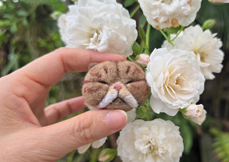 羊毛毡睡觉小猫咪现货限量扁脸猫咖啡色款 - 徽章/别针 - 羊毛 咖啡色