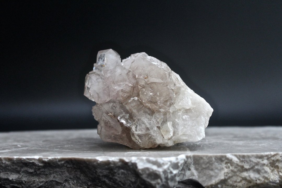 石栽 SHIZAI-茶水晶骨干-含底座 - 摆饰 - 水晶 咖啡色