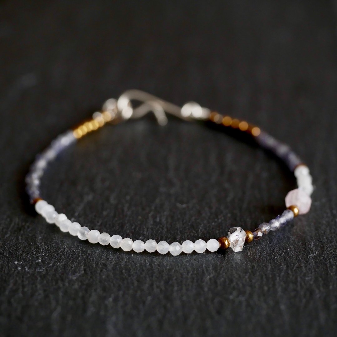 Asymmetric bracelet of White moon stone &amp; Iolite - 手链/手环 - 宝石 白色