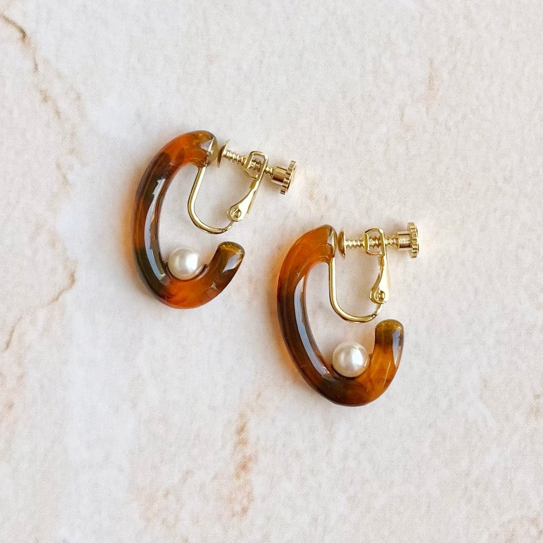 Oval hoop pearl swing earrings/ Clip-On(Brown) - 耳环/耳夹 - 树脂 咖啡色