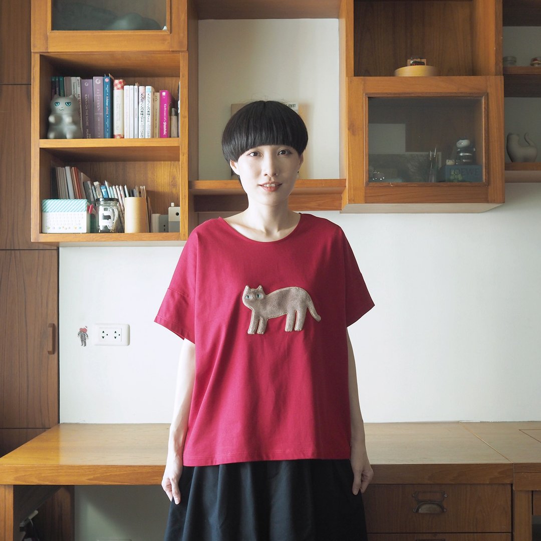 蓬松猫咪 T 恤：红色 - 女装 T 恤 - 棉 红色