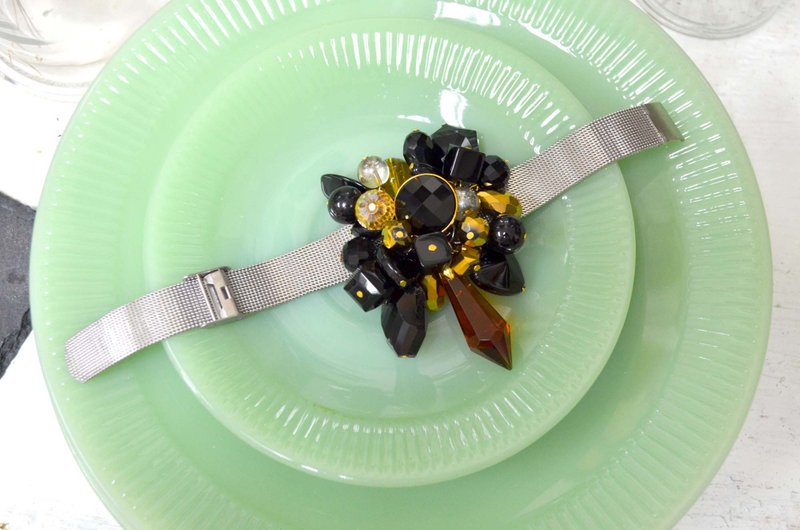 超华丽 水晶宝石吊饰手带 钢带可自行简易调整尺寸 防过敏不掉色 - 手链/手环 - 半宝石 黑色