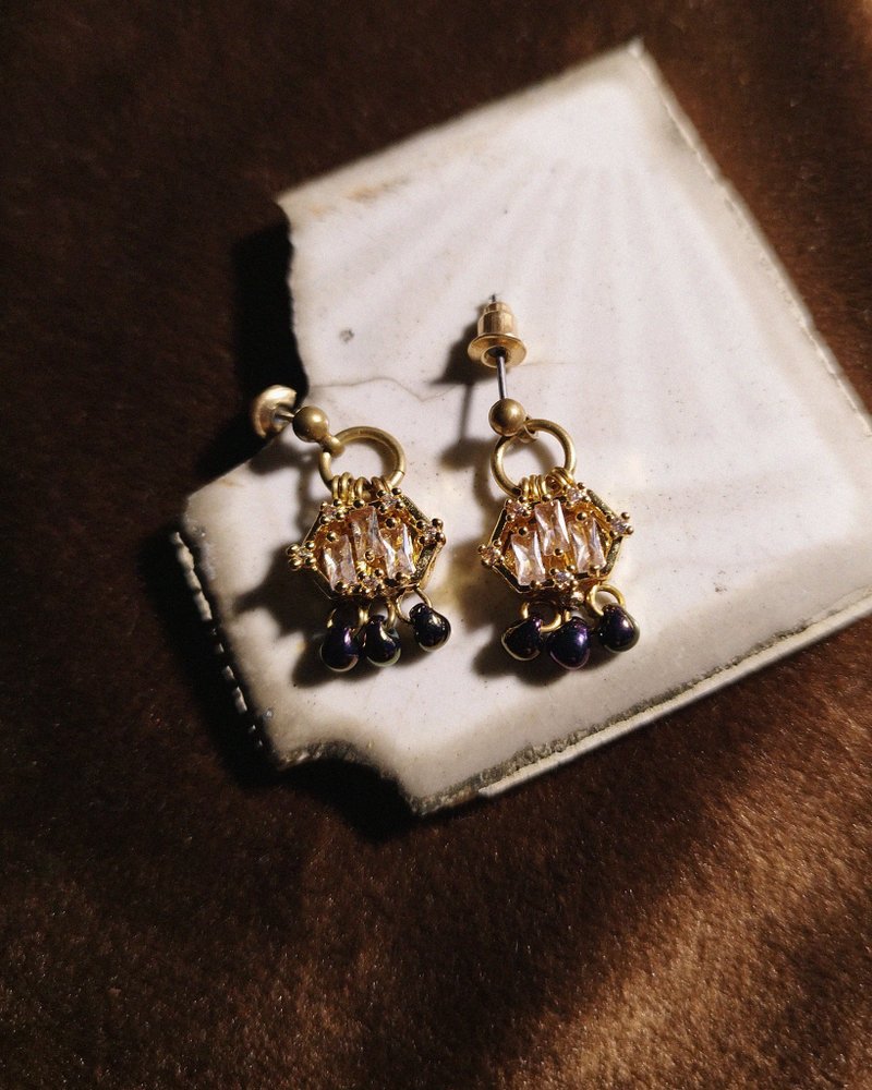 方锆短耳环 - 紫黑水滴珠 【限量】 - 耳环/耳夹 - 铜/黄铜 多色