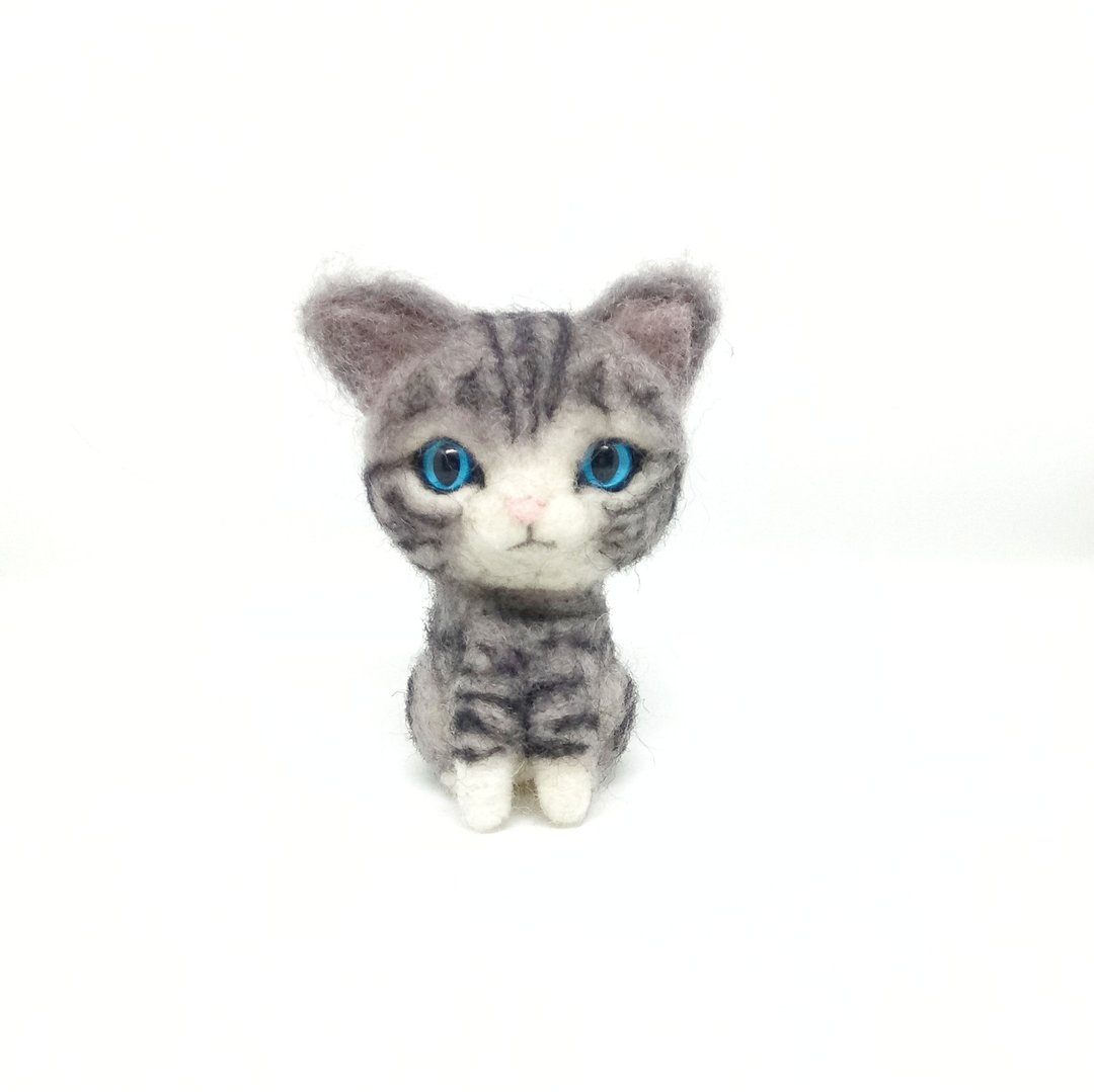 订制宠物灰色虎斑猫 坐姿-羊毛毡摆饰 - 玩偶/公仔 - 羊毛 灰色