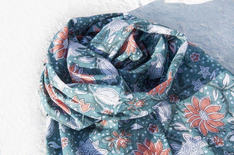 手织纯绵丝巾/手工木刻印植物染围巾/草木染棉丝巾-法式流苏花朵 - 丝巾 - 棉．麻 多色