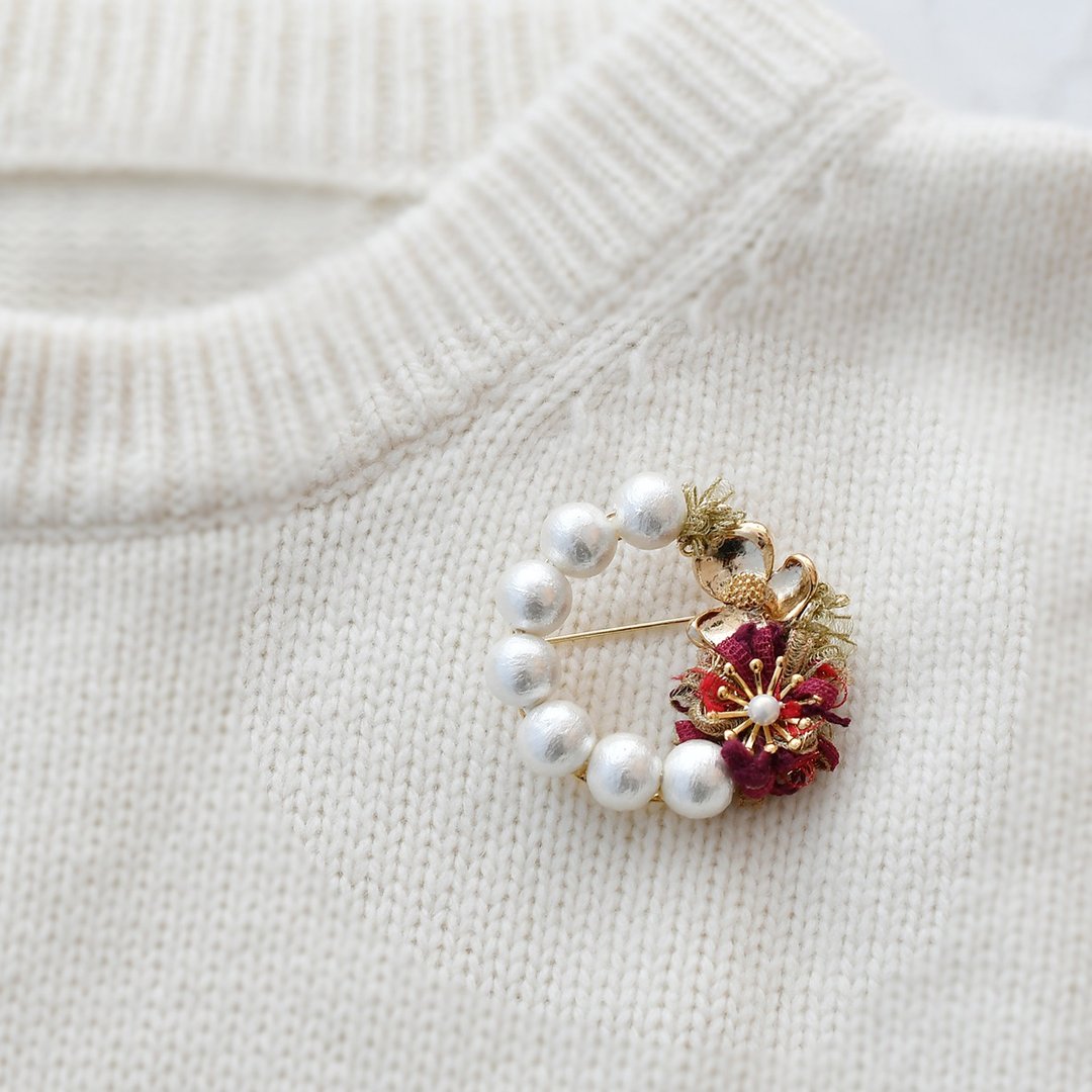 Pearl and Small flower wreath brooch/Red - 胸针 - 棉 白色