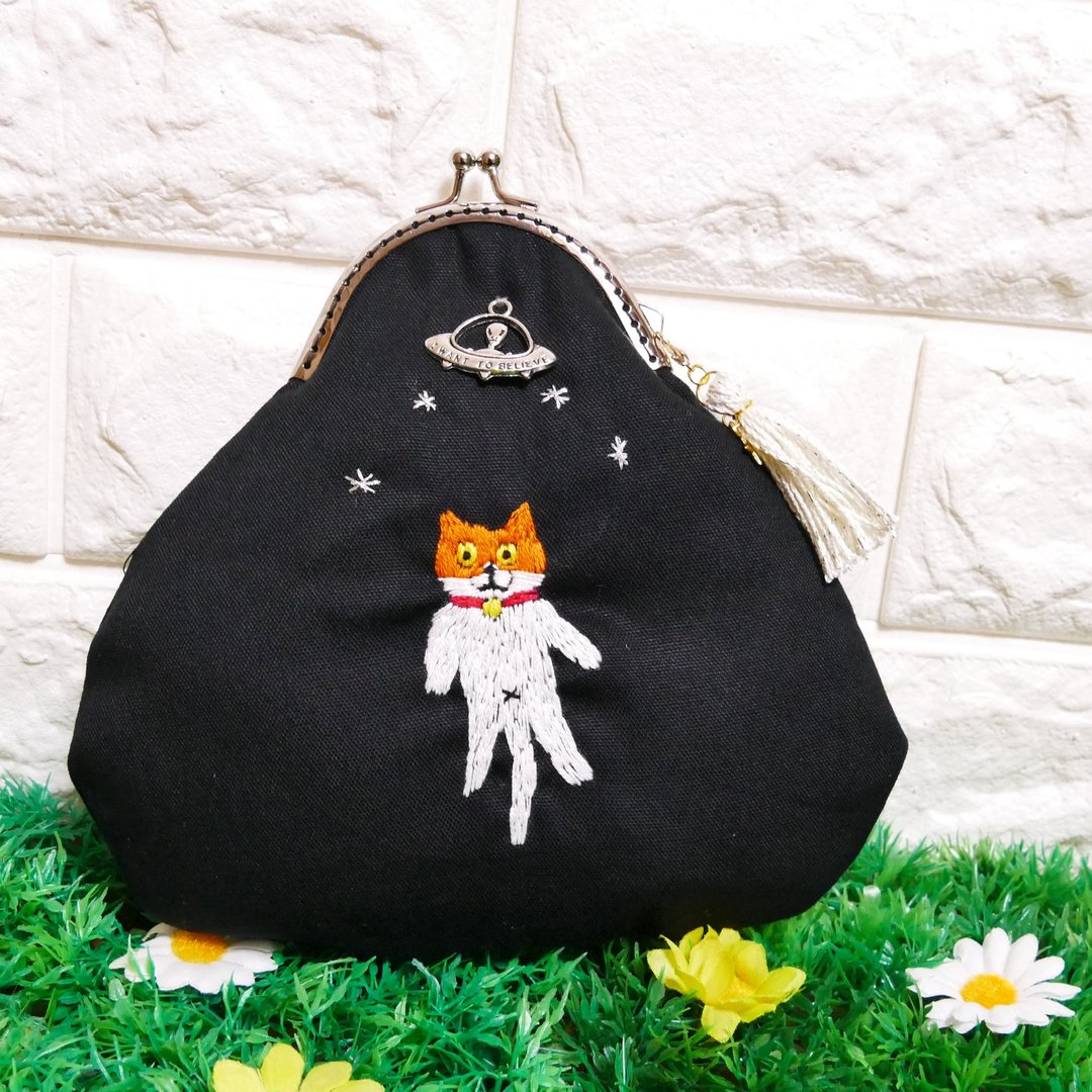 Cat orange taken to an embroidered UFO - 化妆包/杂物包 - 棉 黑色