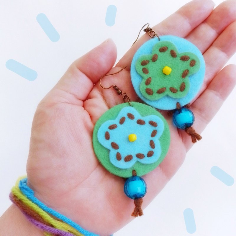 手工 free-form 耳环，在坚固的毛毡布上绣有毛线和珠子，尺寸为 1.5x3.5 英寸。 - 耳环/耳夹 - 其他材质 绿色