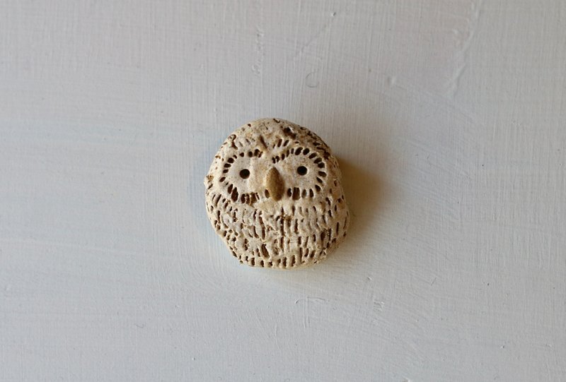 Blue owl broach ふわふわチビふくろうのブローチ - 胸针 - 陶 白色