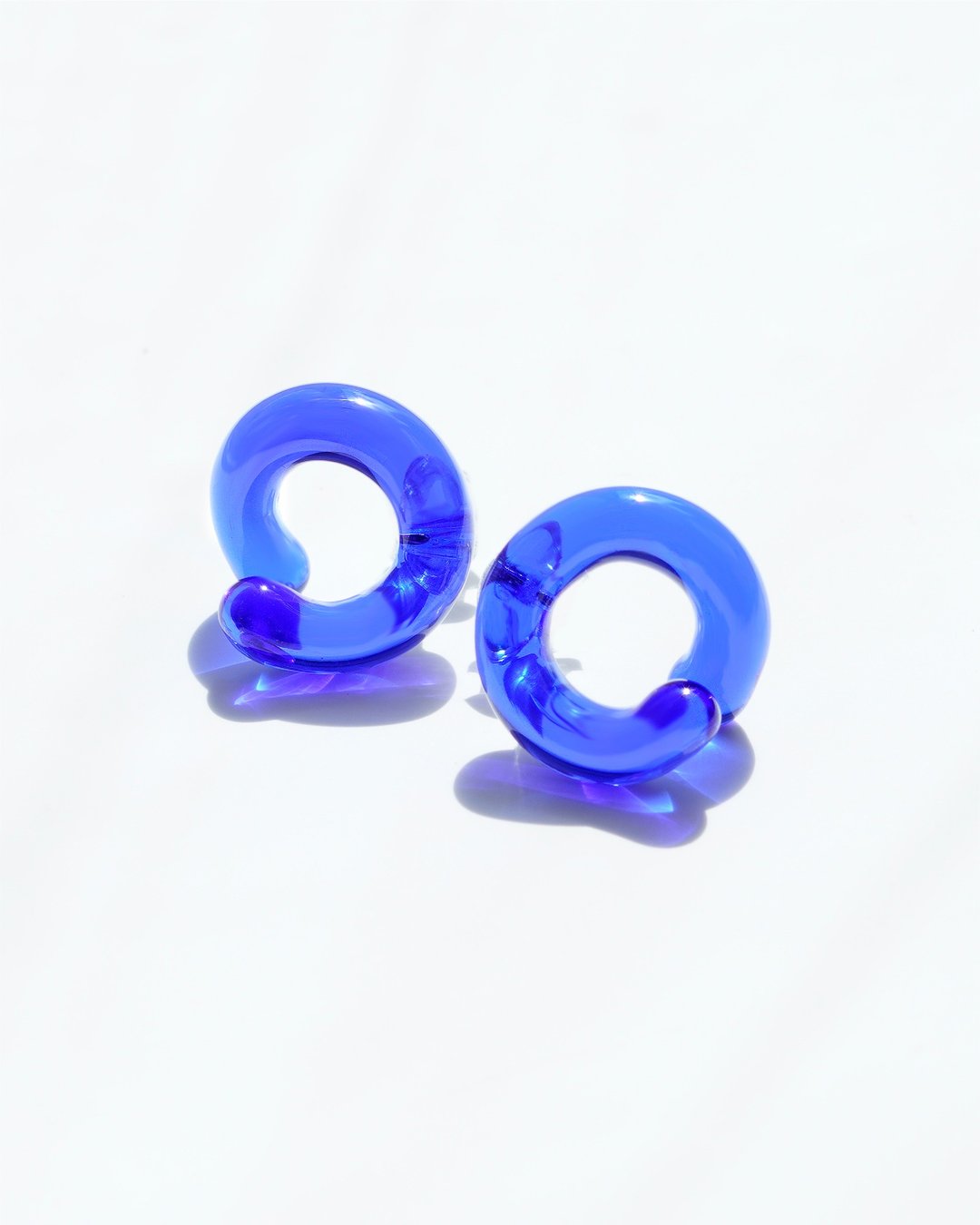 扭结玻璃耳环【宝蓝色，手工制，S925 耳针】 - 耳环/耳夹 - 玻璃 蓝色