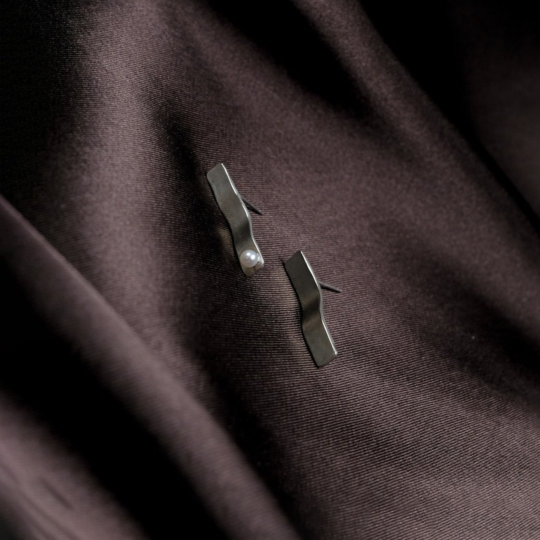 Flow - 流 窄版耳环(珍珠) Flow Narrow earring (pearl) - 耳环/耳夹 - 珍珠 银色