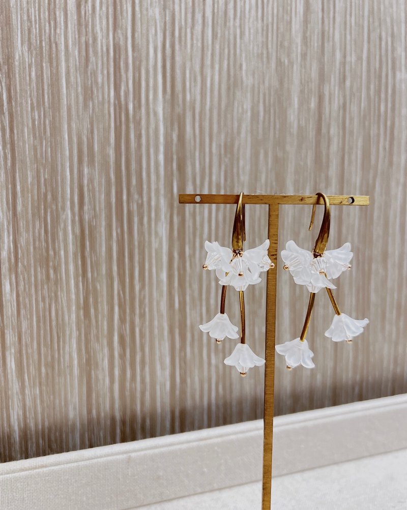 冒牌老板娘 Kingboss透明感花朵耳环202201 - 耳环/耳夹 - 其他金属 白色