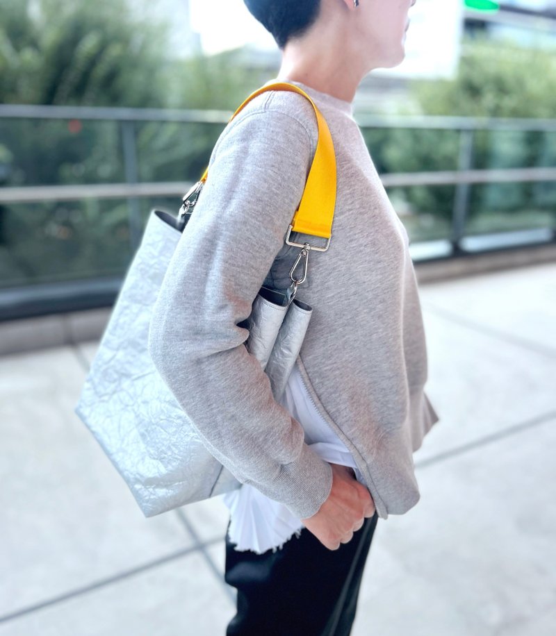 [东京] 特殊材质生态单肩包 银色 x 黄色 TOTE - 侧背包/斜挎包 - 防水材质 银色