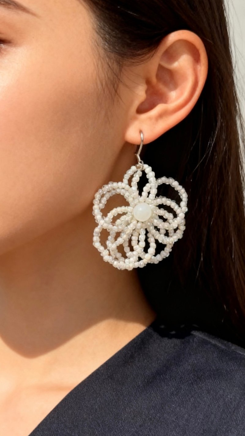 Crystal.EAA 设计款琉璃耳饰 月白星芒花簇耳环 - 耳环/耳夹 - 玻璃 白色