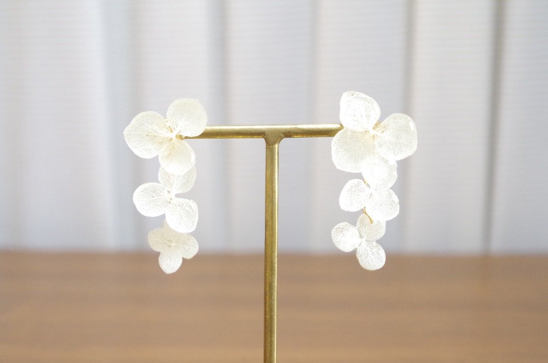 hydrangea earrings - 耳环/耳夹 - 棉 白色