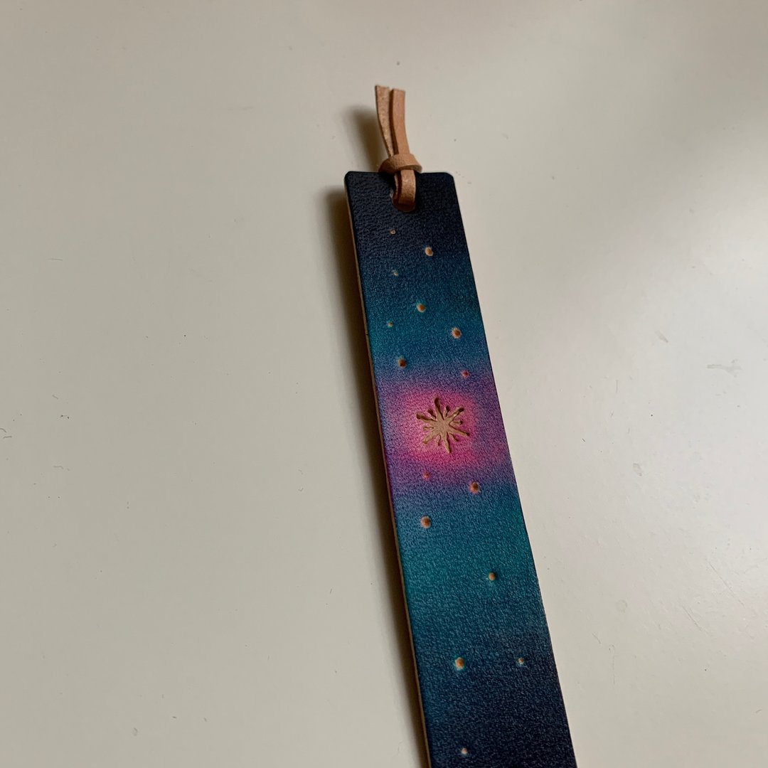 【宇宙最亮的地方。手染皮雕书签】静心风景 定制印烙字 礼物 - 书签 - 真皮 蓝色