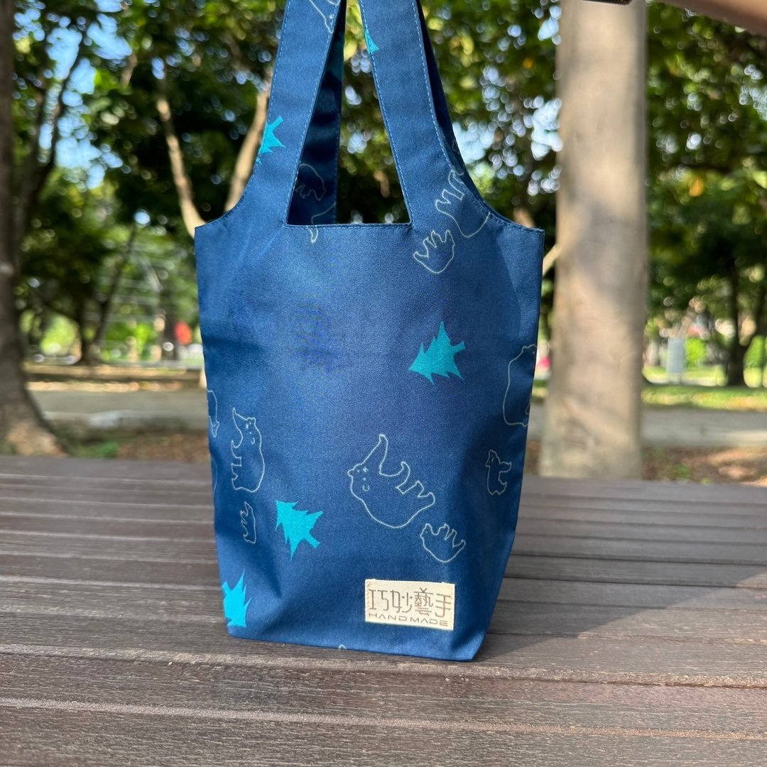 【巧妙艺手】熊熊相伴 防水环保杯袋 - 随行杯提袋/水壶袋 - 防水材质 蓝色