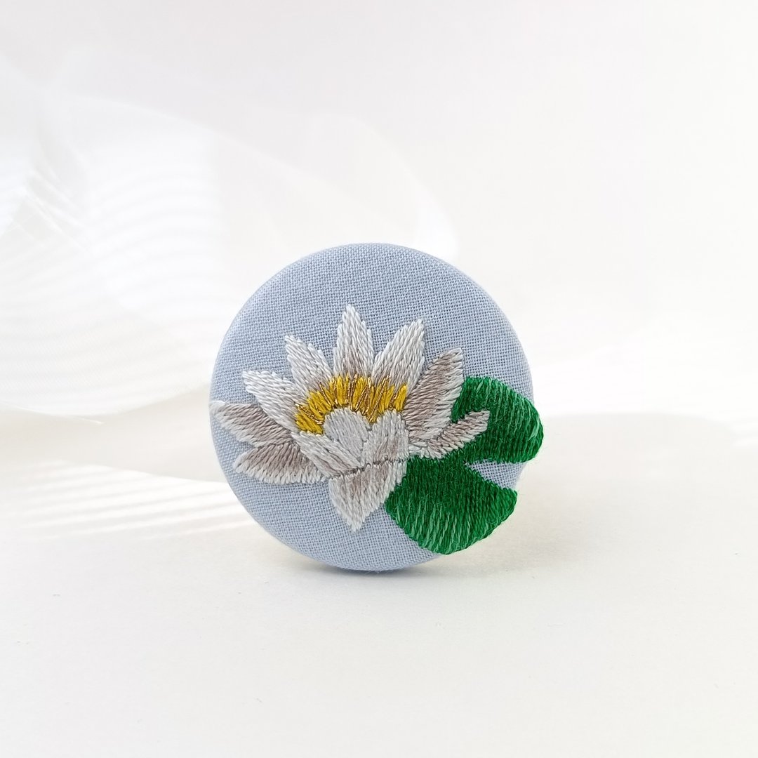 白色睡莲花刺绣胸针 莫内 - 胸针 - 绣线 白色