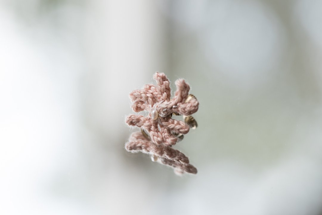 岩生鹿角刺绣钩织耳环 春日珍珠 粉 - 耳环/耳夹 - 棉 粉红色