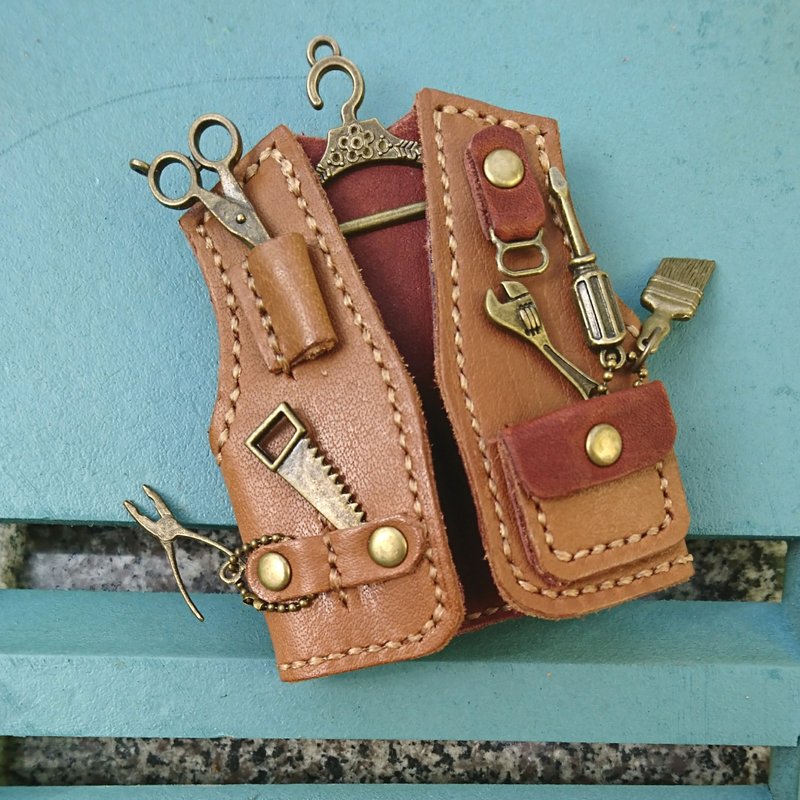 皮革小物-手工迷你皮革小背心项链/别针/吊饰 - 项链 - 真皮 咖啡色