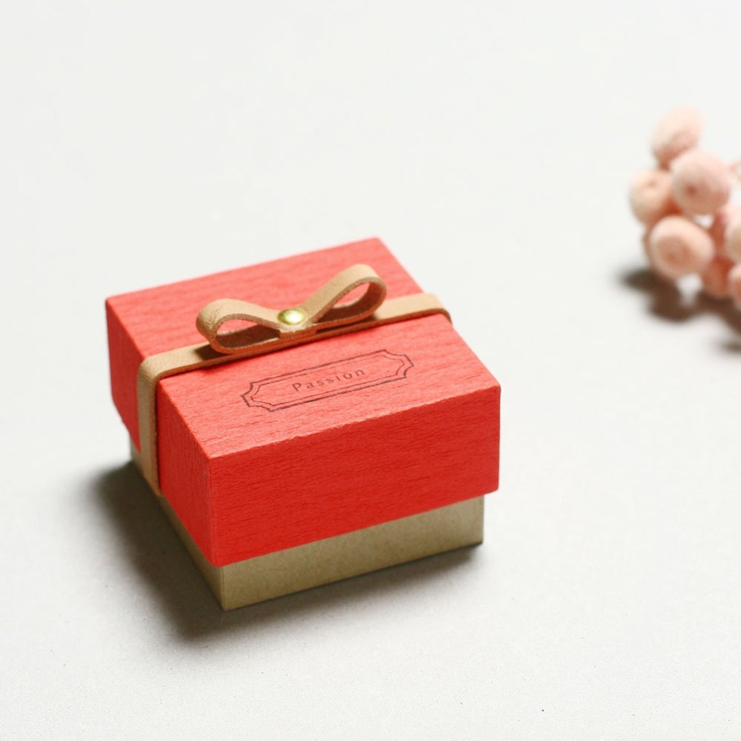 Passion // Red) Giftbox Leather ribbon A small box that conveys your feelings - 包装材料 - 纸 红色