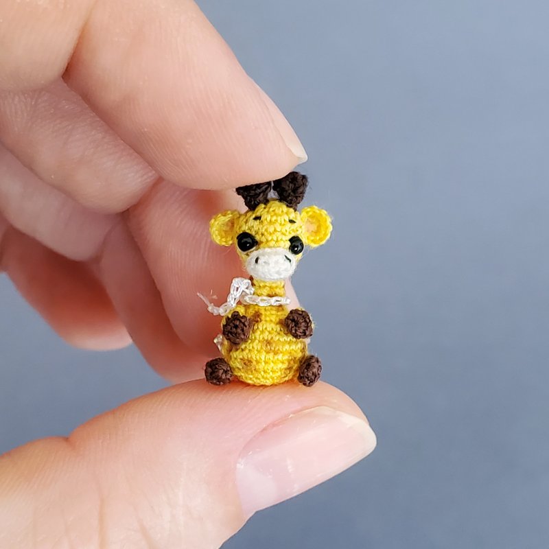 Extreme micro crocheted giraffe. Dollhouse miniature. Amigurumi stuffed giraffe. - 玩偶/公仔 - 棉．麻 黄色