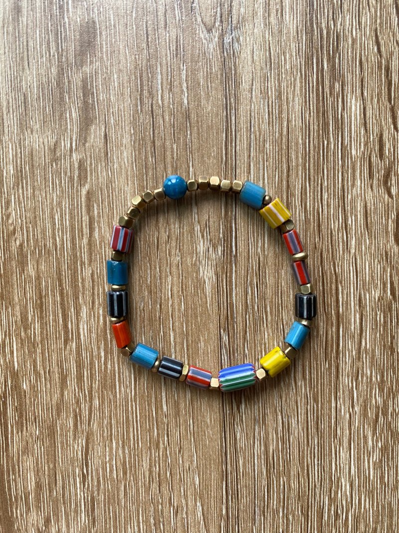 雪佛兰系列 尼泊尔琉璃珠黄铜手链 蓝磷灰天然石 - 手链/手环 - 琉璃 多色