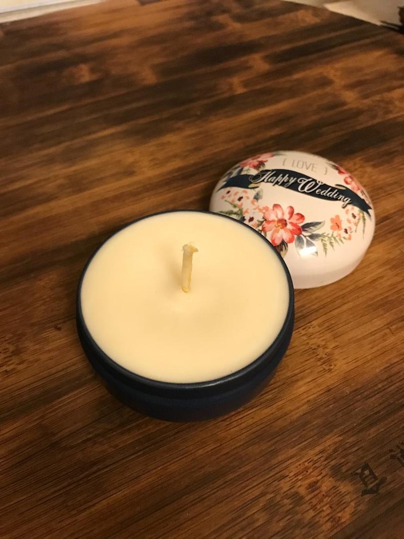 本草堂 NEW 苦杏仁油蜡烛  小礼袋 茶树精油 - 香薰/精油/线香 - 其他金属 卡其色
