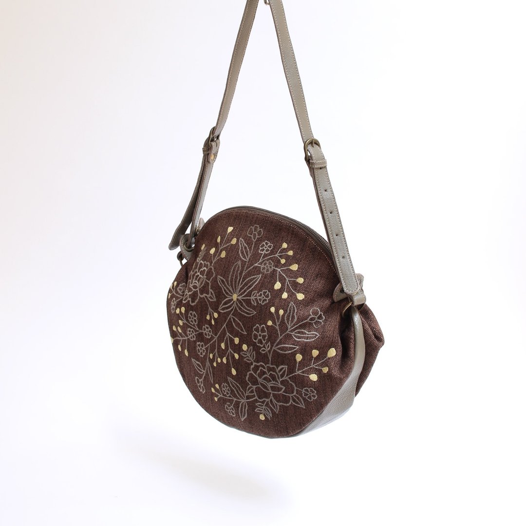 Kasumi grass embroidery / shoulder bag - 侧背包/斜挎包 - 真皮 咖啡色