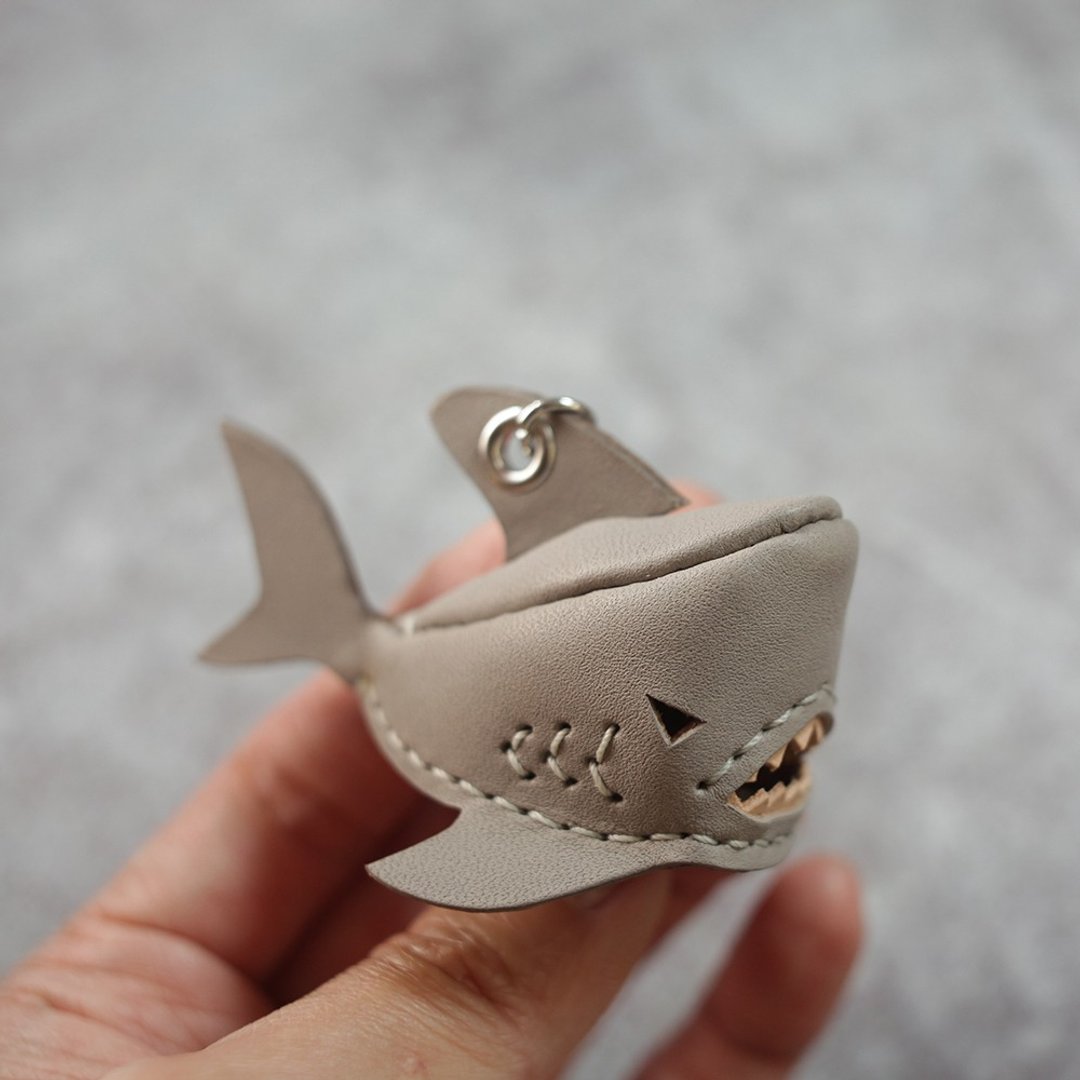 纯手工制 迷你 灰色 鲨鱼 钥匙圈 shark Key holder - 钥匙链/钥匙包 - 真皮 灰色